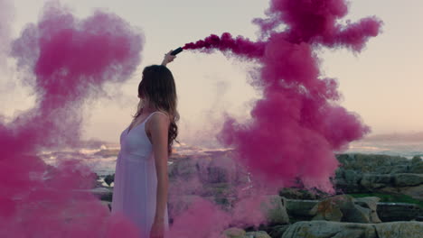 Schöne-Frau-Schwenkt-Eine-Rosa-Rauchbombe-Und-Tanzt-Bei-Sonnenaufgang-Am-Strand-Und-Feiert-Kreative-Freiheit