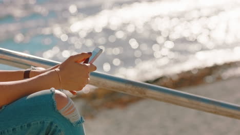 Frauenhände,-Die-Am-Strand-Ihr-Smartphone-Benutzen,-Nachrichten-Eingeben,-Online-SMS-Schreiben-Und-Entspannende-Sommerferien-Teilen,-Die-Einen-Schönen-Tag-Am-Meer-Genießen