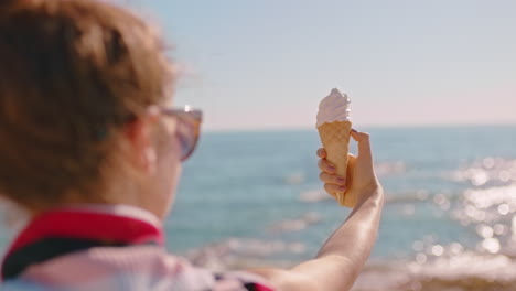 Nahaufnahme-Einer-Frau-Mit-Einem-Dessert-Mit-Eis-Und-Vanillegeschmack-Am-Wunderschönen-Sonnigen-Strand,-Die-Den-Sommerurlaub-Genießt-Und-Softeis-Isst