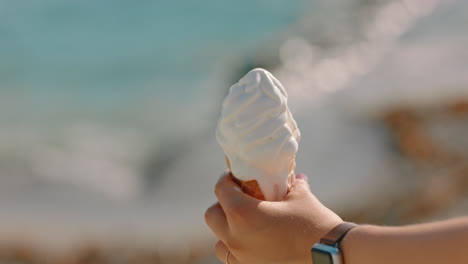 Nahaufnahme-Einer-Frau-Mit-Einem-Dessert-Mit-Eis-Und-Vanillegeschmack-Am-Wunderschönen-Sonnigen-Strand,-Die-Den-Sommerurlaub-Genießt-Und-Softeis-Isst