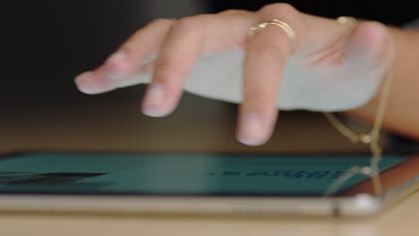 Nahaufnahme-Einer-Geschäftsfrau,-Die-Einen-Digitalen-Tablet-Computer-Verwendet-Und-Auf-Dem-Bildschirm-Eines-Mobilen-Touchscreen-Geräts-Das-Dokument-Eines-Unternehmensmarketing-Forschungsprojekts-Durchstöbert