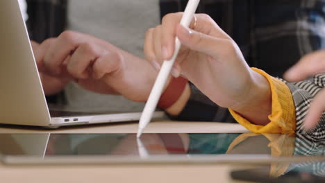 Nahaufnahme-Der-Hände-Einer-Geschäftsfrau,-Die-Einen-Digitalen-Tablet-Computer-Verwendet-Und-Informationen-Zum-Geschäftsmann-Zeigt,-Indem-Er-Den-Stift-Auf-Den-Bildschirm-Eines-Mobilen-Touchscreen-Geräts-Zeigt
