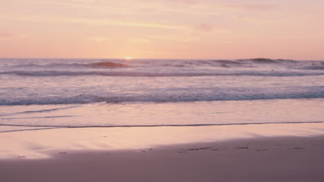 Nahaufnahme-Einer-Hand,-Die-Ein-Foto-Eines-Wunderschönen-Meeres-Am-Meer-Bei-Sonnenuntergang-Hält