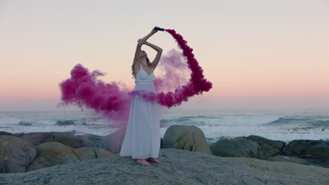 Frau-Mit-Rosafarbener-Rauchbombe-Tanzt-Am-Frühen-Morgen-Am-Strand-Und-Feiert-Kreative-Freiheit