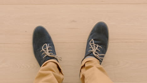Vista-Superior-Del-Hombre-Con-Zapatos-Disfrutando-De-Un-Elegante-Calzado-De-Pie-Sobre-Un-Suelo-De-Madera.