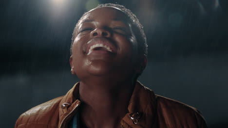 Porträt-Einer-Glücklichen-Afroamerikanischen-Frau-Im-Regen,-Die-Lächelt-Und-Spielerische-Freiheit-Genießt-Und-Spaß-Daran-Hat,-Die-Leidenschaft-Für-Das-Leben-Nachts-Auf-Dem-Dach-Zu-Feiern