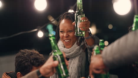 Feliz-Grupo-De-Amigos-Disfrutando-De-La-Celebración-De-La-Fiesta-En-La-Azotea-Bebiendo-Cerveza-Haciendo-Tostadas-Divirtiéndose-Reunión-Social-Celebrando-El-Fin-De-Semana-De-Amistad-Por-La-Noche
