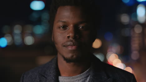 Porträt-Eines-Attraktiven-Jungen-Afroamerikanischen-Mannes-Auf-Dem-Dach-Bei-Nacht-Mit-Bokeh-Lichtern-Der-Stadt-Im-Hintergrund-Der-Städtischen-Skyline