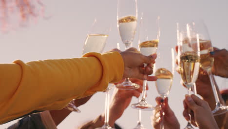Fröhliche-Gruppe-Von-Freunden,-Die-Auf-Dem-Dach-Feiern-Und-Toast-Machen,-Champagner-Trinken-Und-Gemeinsam-Spaß-Haben-Und-Die-Sommerferien-Bei-Sonnenuntergang-Feiern