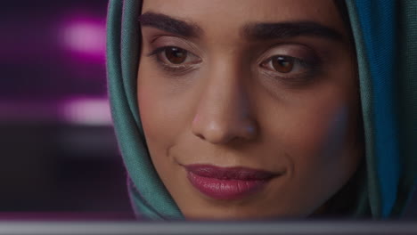 Nahaufnahme-Eines-Porträts-Einer-Schönen-Muslimischen-Geschäftsfrau,-Die-Einen-Tablet-Computer-Benutzt-Und-Spät-Im-Internet-Surft,-Brainstorming-Durchführt-Und-Sich-Informationen-Auf-Dem-Bildschirm-Ansieht,-Kopftuch-Trägt