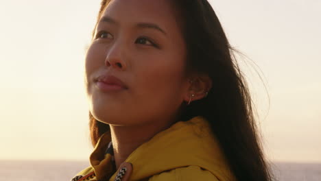 Porträt-Einer-Schönen-Asiatischen-Frau,-Die-Bei-Sonnenuntergang-Das-Meer-Genießt,-Spiritualität-Erkundet,-Nach-Oben-Schaut,-Betet-Und-über-Eine-Reise-Nachdenkt,-Die-Sich-Am-Strand-Entspannt