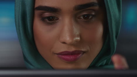 Primer-Plano-Retrato-Hermosa-Mujer-De-Negocios-Musulmana-Usando-Una-Tableta-Trabajando-Hasta-Tarde-Navegando-Por-Internet-Lluvia-De-Ideas-Mirando-Información-En-La-Pantalla-Usando-Un-Pañuelo-En-La-Cabeza