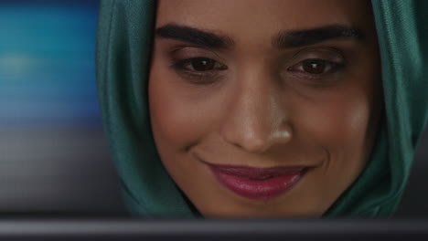 Nahaufnahme-Eines-Porträts-Einer-Schönen-Muslimischen-Geschäftsfrau,-Die-Einen-Tablet-Computer-Benutzt-Und-Spät-Im-Internet-Surft,-Brainstorming-Durchführt-Und-Sich-Informationen-Auf-Dem-Bildschirm-Ansieht,-Kopftuch-Trägt