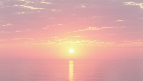 Wunderschöner-Sonnenuntergang-Auf-Ruhigem-Meer-Mit-Spiegelung-Im-Wasser