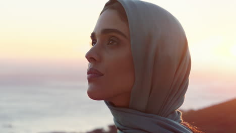 Porträt-Einer-Schönen-Muslimischen-Frau,-Die-Nachdenklich-Aussieht,-Die-Spiritualität-Erforscht-Und-Sich-Friedlich-Fühlt-Und-Den-Sonnenuntergang-Mit-Hijab-Kopftuch-Genießt