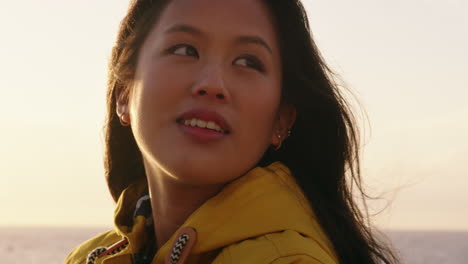 Porträt-Einer-Schönen-Asiatischen-Frau,-Die-Bei-Sonnenuntergang-Das-Meer-Genießt,-Spiritualität-Erkundet,-Nach-Oben-Schaut,-Betet-Und-über-Eine-Reise-Nachdenkt,-Die-Sich-Am-Strand-Entspannt
