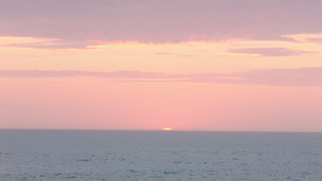 Wunderschöner-Sonnenuntergang-Am-Ruhigen-Meer,-Friedlicher-Sonnenaufgang-Am-Meer