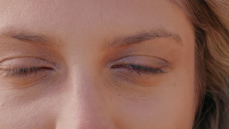 Nahaufnahme-Schöner-Blauer-Augen,-Die-Ein-Gesundes-Sehkonzept-Eröffnen