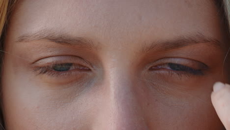 Cerrar-Hermosos-Ojos-Azules-De-Mujer-Rubia-Mirando-El-Concepto-De-Belleza-Natural-Contemplativa