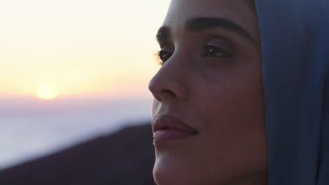 Nahaufnahme-Des-Porträts-Einer-Schönen-Muslimischen-Frau,-Die-Kontemplativ-Aussieht-Und-Spiritualität-Erforscht,-Sich-Friedlich-Fühlt-Und-Den-Sonnenuntergang-Mit-Hijab-Kopftuch-Genießt