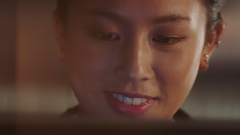 Nahaufnahme-Eines-Porträts-Einer-Schönen-Asiatischen-Frau,-Die-Einen-Tablet-Computer-Benutzt-Und-Sich-Einen-Film-Ansieht,-Lacht-Und-Comedy-Unterhaltung-Genießt-Und-Sich-Zu-Hause-Entspannt