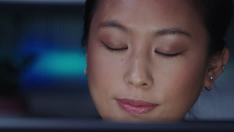 Nahaufnahme-Eines-Porträts-Einer-Schönen-Asiatischen-Geschäftsfrau,-Die-Bis-Spät-In-Die-Nacht-Arbeitet-Und-Einen-Tablet-Computer-Nutzt,-Um-Beim-Brainstorming-Zu-Surfen-Und-Sich-Informationen-Auf-Dem-Bildschirm-Anzusehen