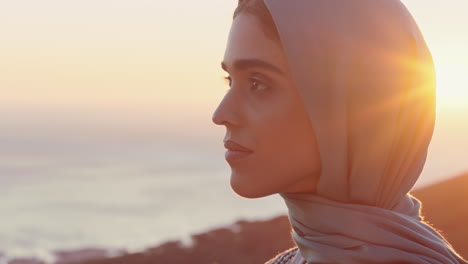 Porträt-Einer-Schönen-Muslimischen-Frau,-Die-Nachdenklich-Aussieht,-Die-Spiritualität-Erforscht-Und-Sich-Friedlich-Fühlt-Und-Den-Sonnenuntergang-Mit-Hijab-Kopftuch-Genießt