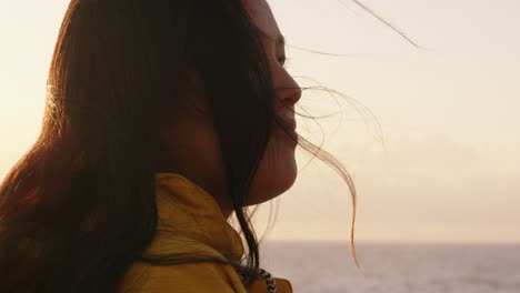 Retrato-De-Una-Hermosa-Mujer-Asiática-Disfrutando-De-La-Playa-Al-Atardecer-Explorando-La-Espiritualidad-Mirando-Hacia-Arriba-Orando-Contemplando-Un-Viaje-Relajándose-En-La-Playa