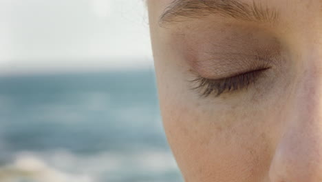 Nahaufnahme-Einer-Schönen-Augenöffnung-Im-Strandhintergrund,-Gesundes-Sehkonzept