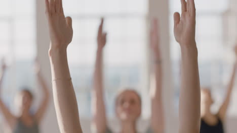 Yoga-Klassenporträt-Schöne-Schwangere-Frau,-Die-Kriegerpose-Praktiziert-Und-Einen-Gesunden-Lebensstil-Genießt-Und-Bei-Sonnenaufgang-Im-Studio-Trainiert