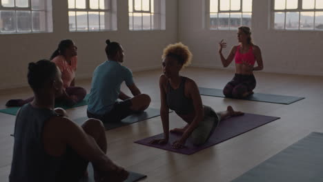 Yoga-Kursgruppe-Gesunder-Menschen,-Die-Bereit-Für-Das-Fitnesstraining-Am-Frühen-Morgen-Sind-Und-Bei-Sonnenaufgang-Im-Studio-Chatten-Und-Lifestyle-Trainingspraktiken-Teilen