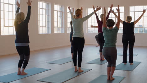 Yoga-Kurs-Reifer-Frauen,-Die-Berghaltung-Mit-Einem-Lehrer-üben-Und-Bei-Sonnenaufgang-Im-Studio-Einen-Gesunden-Lebensstil-Genießen