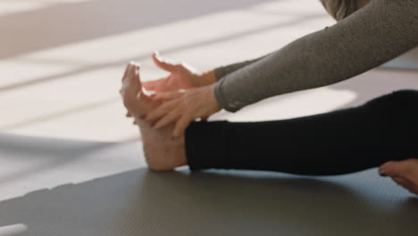 Yoga-Klasse,-Schöne-Alte-Frau,-Die-Gesunde-Meditationsübungen-Von-Kopf-Bis-Knie-Nach-Vorne-Beugt,-Pose-Genießt-Und-Körperliche-Fitness-In-Der-Gruppe-Im-Studio-Trainiert