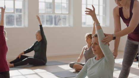 Yoga-Klasse-Mit-Gesunden,-Reifen-Frauen,-Die-Als-Trainerin-Eine-Gruppe-Trainieren,-Die-Körperhaltung-übt-Und-Das-Morgendliche-Körperliche-Fitnesstraining-Im-Studio-Genießt