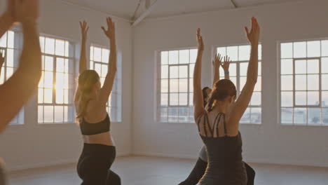 Yoga-Kurslehrer-Unterrichtet-Gesunde-Schwangere-Frauen,-Die-Kriegerpose-Praktizieren-Und-Bei-Sonnenaufgang-Gruppentraining-Im-Fitnessstudio-Genießen