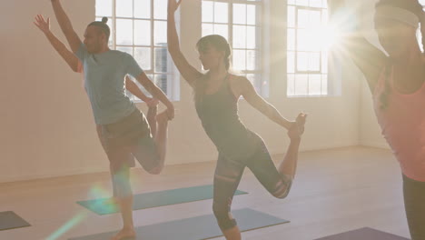 Yoga-Kurs-Mit-Jungen,-Gesunden-Menschen,-Die-Die-Pose-„Herr-Des-Tanzes“-Praktizieren-Und-Bei-Sonnenaufgang-Im-Fitnessstudio-Gruppenmeditation-Mit-Einem-Trainer-Genießen