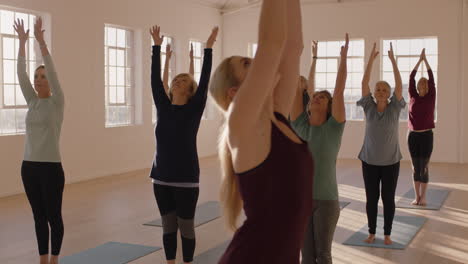 Yoga-Kurslehrer-Unterrichtet-Gesunde-Reife-Frauen,-Die-Berghaltung-üben-Und-Morgens-Körperliche-Fitnessübungen-Im-Studio-Bei-Sonnenaufgang-Genießen