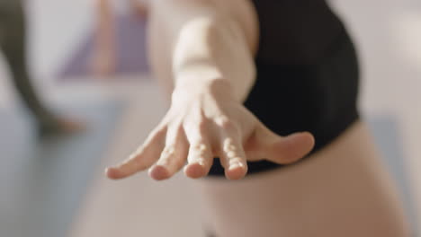 Yoga-Klassenporträt-Schöne-Schwangere-Frau,-Die-Kriegerpose-Praktiziert-Und-Einen-Gesunden-Lebensstil-Genießt-Und-Bei-Sonnenaufgang-Im-Studio-Trainiert