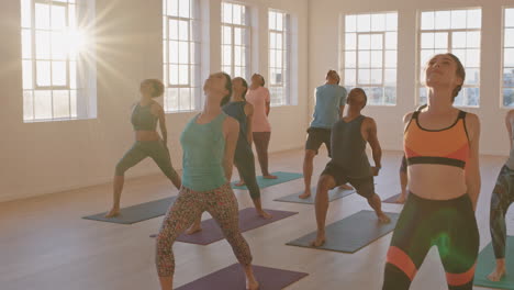 Yoga-Kurs-Mit-Jungen,-Gesunden-Menschen,-Die-Posen-üben-Und-Ihren-Körper-Dehnen-Und-Bei-Sonnenaufgang-Mit-Einem-Trainer-Im-Fitnessstudio-Trainieren