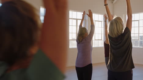 Yoga-Kursleiter-Unterrichtet-Reife-Frauen,-Die-Berghaltung-üben-Und-Bei-Sonnenaufgang-Einen-Gesunden-Lebensstil-Im-Fitnessstudio-Genießen