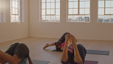 Yoga-Kurs-Junger-Gesunder-Menschen,-Die-Pflughaltung-Praktizieren-Und-Das-Training-In-Der-Gruppenmeditation-Im-Fitnessstudio-Bei-Sonnenaufgang-Genießen