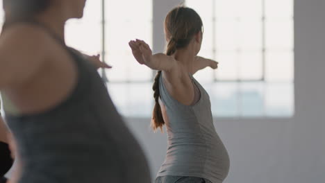 Yoga-Kurs:-Gesunde-Schwangere-Frau-Praktiziert-Kriegerpose-Und-Genießt-Das-Körperliche-Fitnesstraining-In-Der-Gruppe-Mit-Dem-Lehrer-Im-Studio-Bei-Sonnenaufgang
