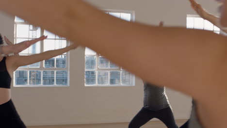 Yoga-Kurs-Von-Gesunden-Schwangeren-Frauen,-Die-Kriegerpose-Praktizieren-Und-Bei-Sonnenaufgang-Ein-Körperliches-Fitnesstraining-In-Der-Gruppe-Mit-Einem-Trainer-Im-Studio-Genießen