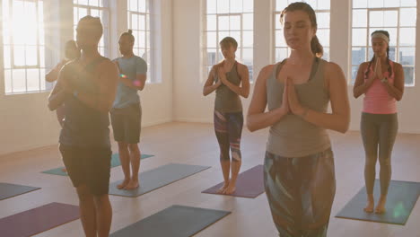 Yoga-Kurs-Junger-Gesunder-Menschen,-Die-Gebetspose-Praktizieren-Und-Bei-Sonnenaufgang-Mit-Einem-Trainer-Im-Fitnessstudio-Trainieren