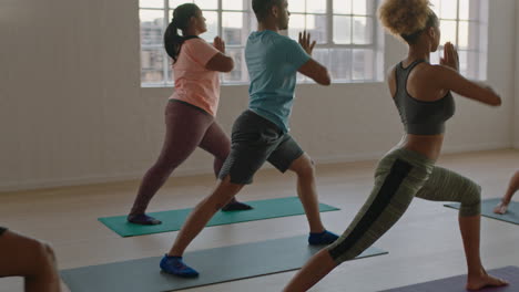 Yoga-Kurs-Junger-Gesunder-Menschen,-Die-Traingle-Pose-Praktizieren-Und-Den-Fitness-Lebensstil-Genießen-Und-Bei-Sonnenaufgang-Im-Studio-Trainieren