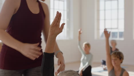 Yoga-Kurs-Von-Gesunden,-Reifen-Frauen,-Die-Als-Trainerin-Gruppenübungen-Unterrichten-Und-Das-Morgendliche-Körperliche-Fitnesstraining-Im-Studio-Genießen
