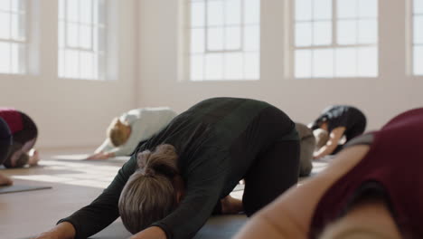 Yoga-Kurs-Von-Gesunden,-Reifen-Frauen,-Die-Die-Pose-Ihres-Kindes-Praktizieren-Und-Das-Morgendliche-Körperliche-Fitnesstraining-Im-Studio-Genießen