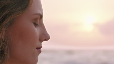 Nahaufnahme-Eines-Porträts-Einer-Schönen-Frau,-Die-Bei-Sonnenuntergang-Die-Ruhige-Küste-Genießt-Und-Spiritualität-Erkundet,-Nach-Oben-Schaut,-Betet-Und-über-Eine-Reise-Nachdenkt,-Die-Sich-Am-Strand-Entspannt