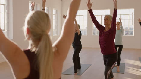 Yoga-Kurs-Von-Gesunden,-Reifen-Frauen-übt-Kriegerpose-Und-Genießt-Morgendliche-Körperliche-Fitnessübungen-Im-Studio-Bei-Sonnenaufgang