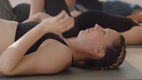 Yoga-Kurs:-Gesunde-Schwangere-Frau-Liegt-Auf-Einer-Trainingsmatte-Und-übt-Achtsamkeits-Gruppenmeditation-Und-Entspannt-Sich-Im-Fitnessstudio